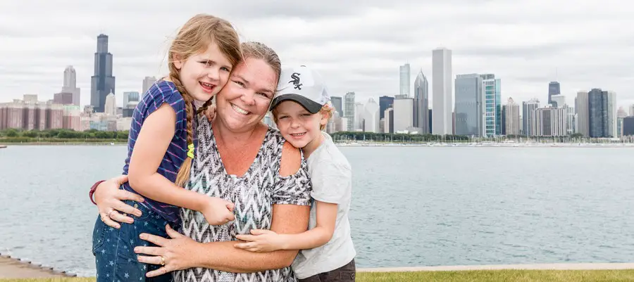 things to do in Chicago with kids - family in front of chicago