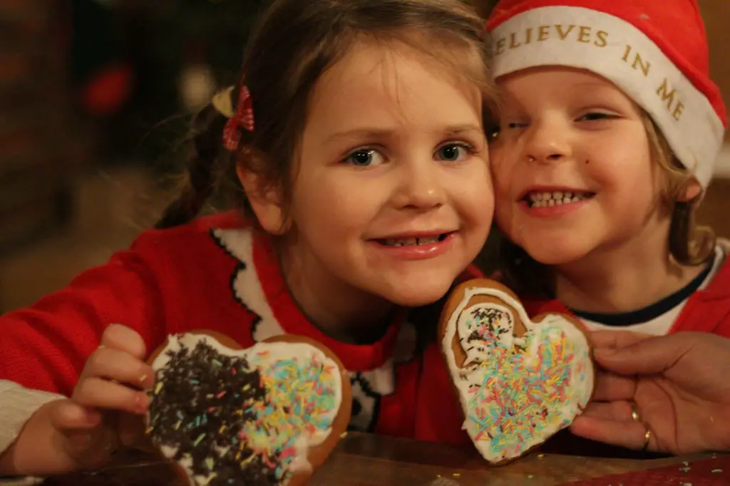 kids with xmas cookies