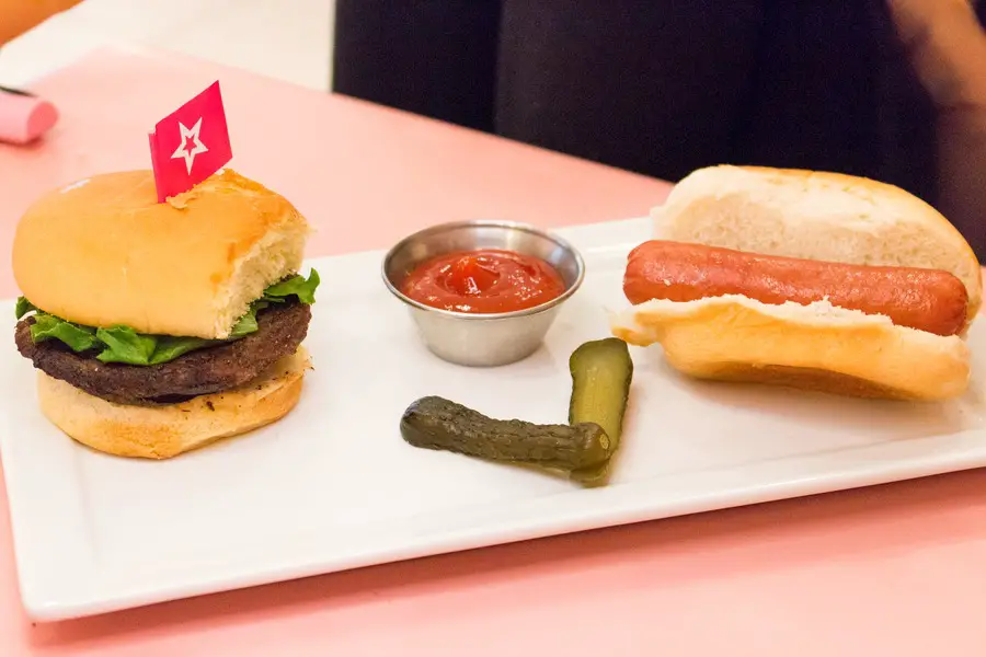 7 Restaurants to eat at Mall of America with kids - American Girl