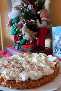 Looking for a delicious and east Banoffee Pie recipe? Find it here with videos. Plus bonus 5 minute beyond easy ice-cream sandwiches. Pin it for next Christmas or your next party. 