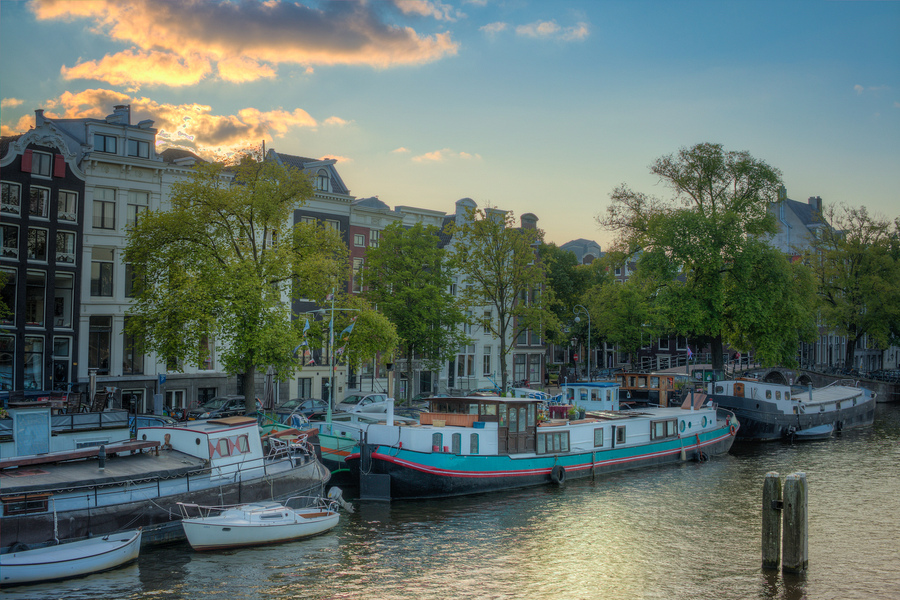 Amsterdam Travel Guide with kids - houseboat