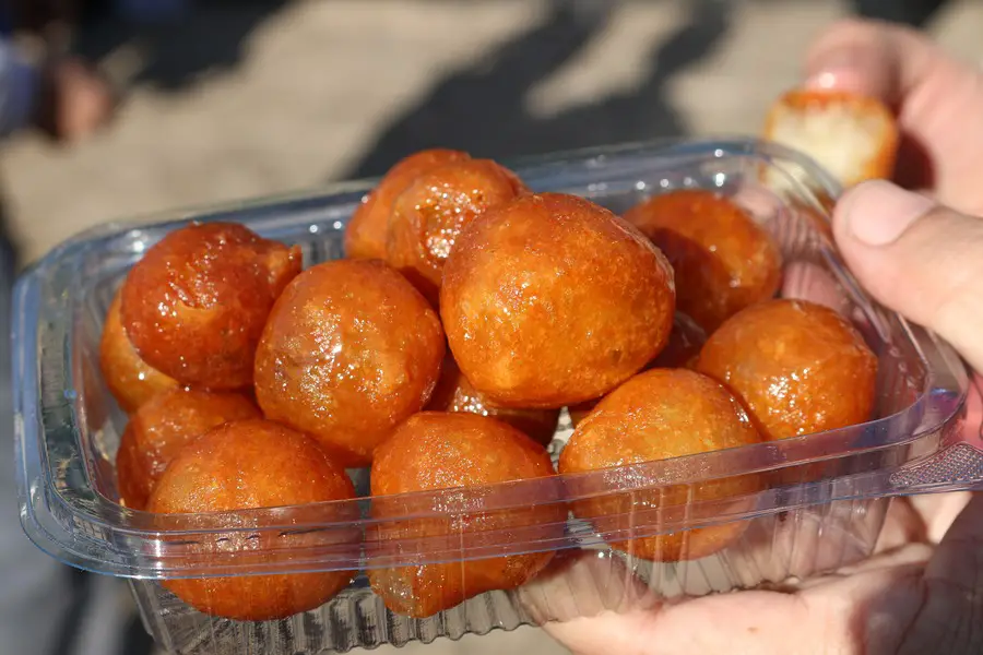 Food to eat in Greece - loukoumades
