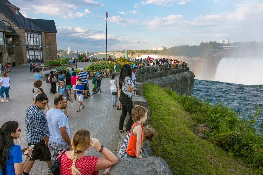 Visit Niagara Falls - crowds