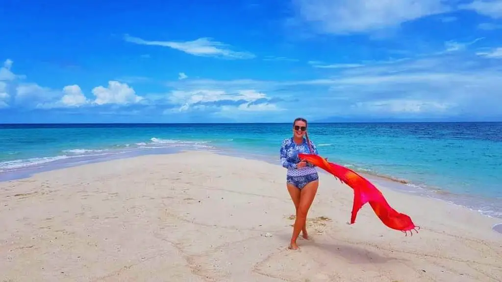 nomadic lifestyle - girl on beach