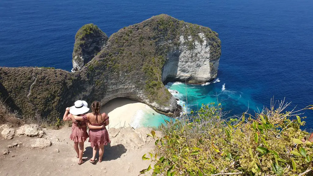summer vacation - 2 girls on an island