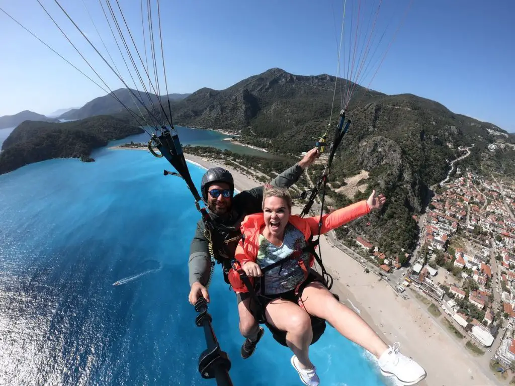 Girls tour Turkey paragliding 