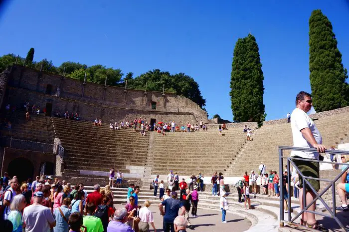 Pompeii with kids - crowds