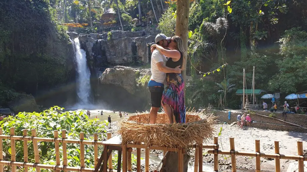 dating after divorce - kissing couple in bali