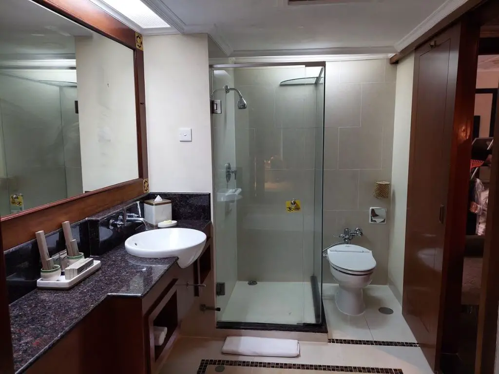 Nusa Dua Family Resort: Grand Mirage Resort bathroom