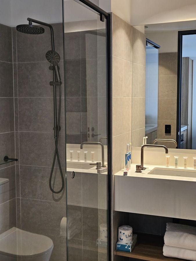 Nesuto Docklands Review: shower
