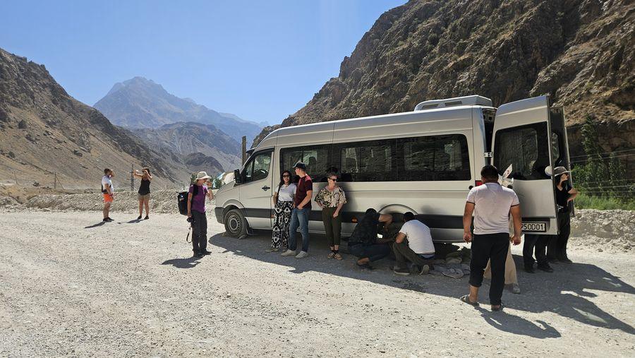 Tajikistan Day Trip from Samarkand: Broken down bus